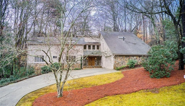 view of front of property with a front yard