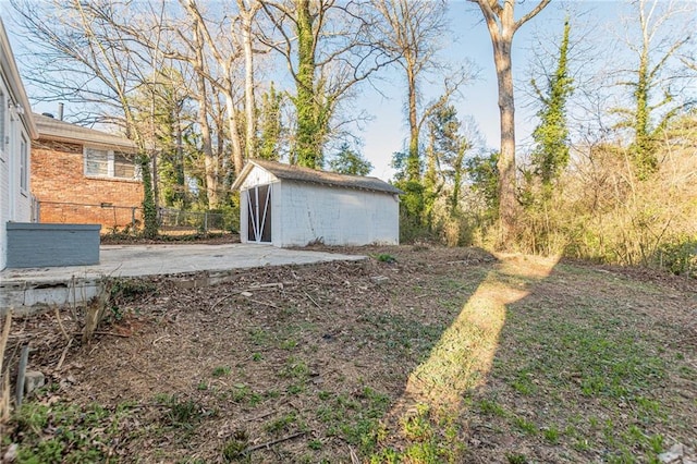 view of yard featuring an outbuilding and fence