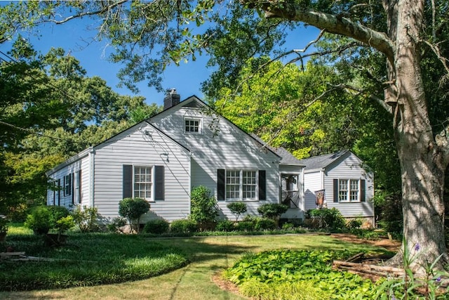 view of front of home with a front lawn