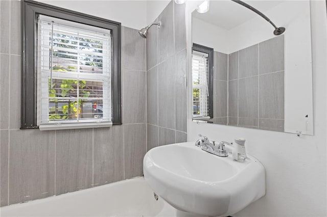 bathroom featuring tiled shower / bath combo and sink