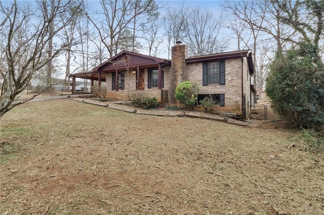 view of front facade featuring a front yard