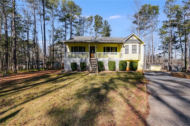 ranch-style home featuring a porch and a front yard