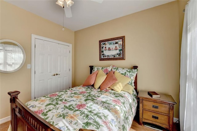 bedroom featuring baseboards, a ceiling fan, and a closet