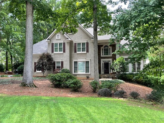 view of front of property featuring a front lawn