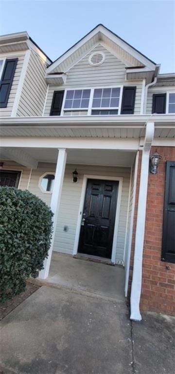 property entrance with covered porch