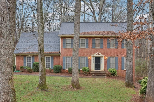 colonial home featuring a front yard