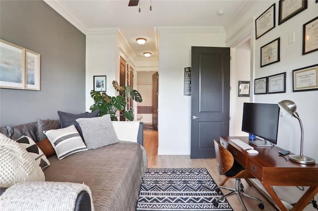 living room featuring light wood-style flooring, ceiling fan, and crown molding