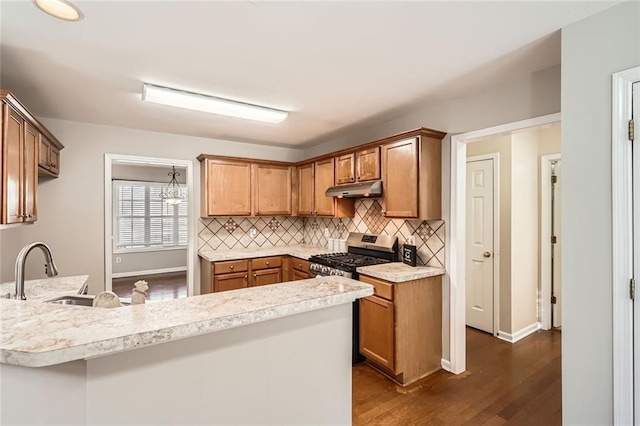 kitchen featuring sink, dark hardwood / wood-style flooring, backsplash, kitchen peninsula, and stainless steel stove