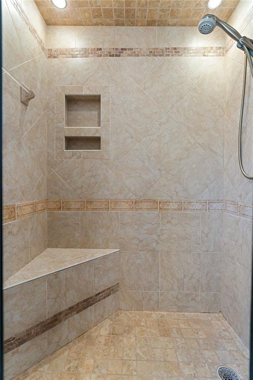 bathroom featuring a tile shower