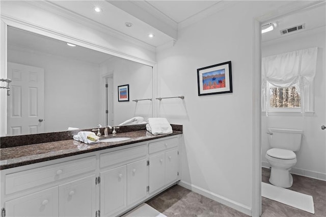 full bath featuring visible vents, toilet, ornamental molding, vanity, and baseboards