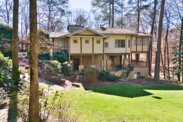 view of front facade featuring a front yard