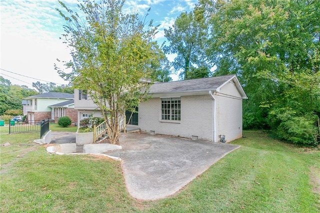 view of front of property featuring a patio area and a front lawn