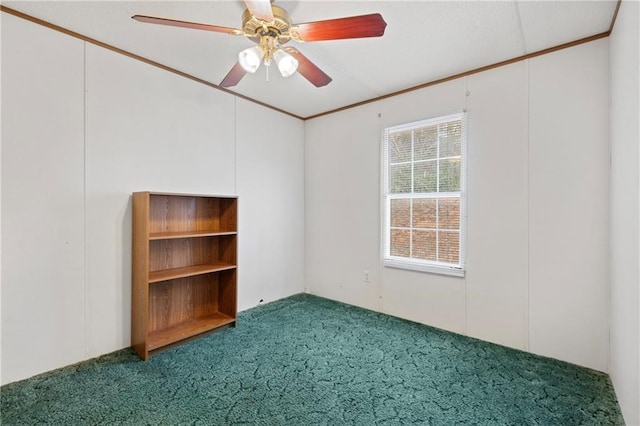 carpeted empty room featuring a ceiling fan