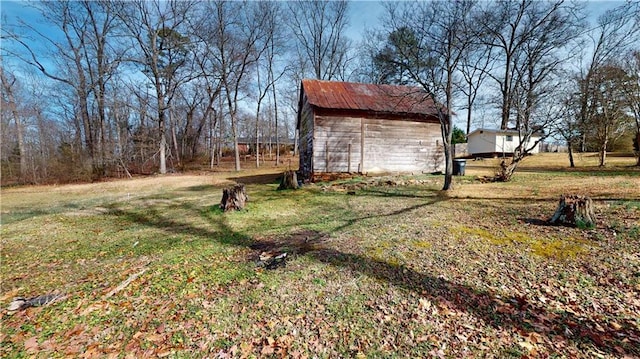 view of yard with an outdoor structure