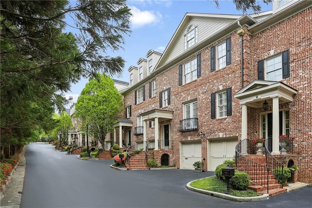 3707 Peachtree Rd NE Unit 8, Atlanta, GA 30319 - view of patio / terrace featuring outdoor dining area and a fenced backyard