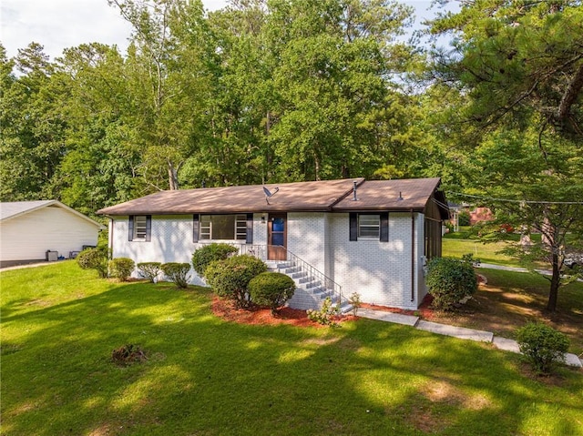 view of front of property featuring a front lawn