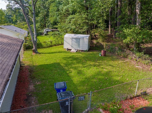 view of yard featuring a storage unit