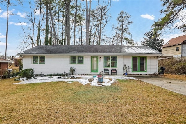 ranch-style home featuring a front yard