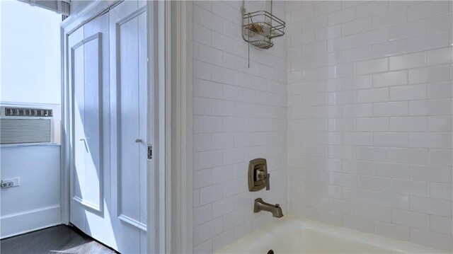 bathroom with tiled shower / bath