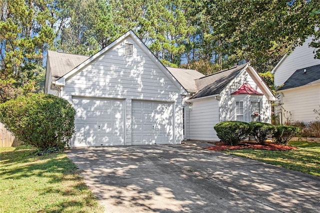 view of front of property featuring a front lawn and a garage