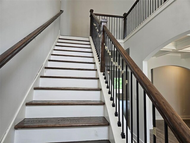 195 Silvercrest Dr, Acworth, GA 30101 - staircase featuring arched walkways and a towering ceiling