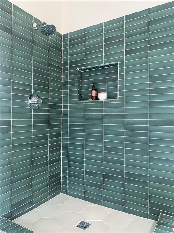 details featuring a tile shower