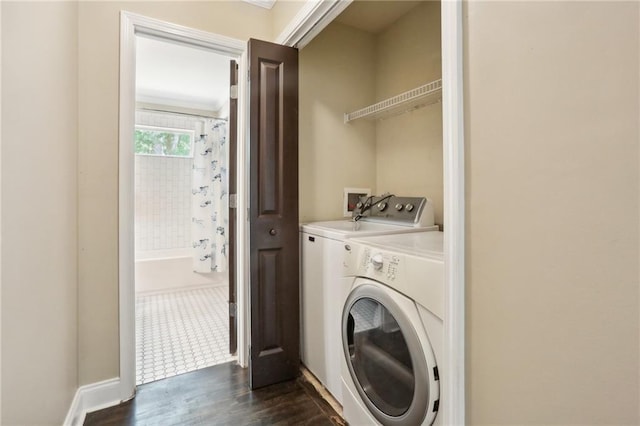 empty room with dark wood-type flooring, a ceiling fan, baseboards, and crown molding
