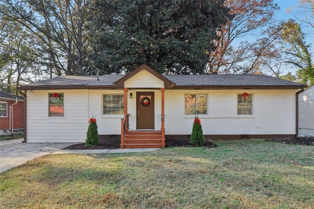 single story home featuring a front yard