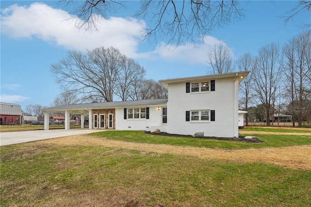 view of front of home featuring a carport and a front yard