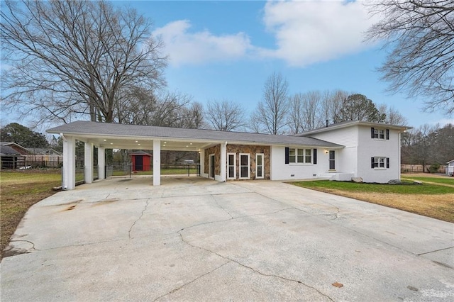 view of front facade featuring a front lawn and a carport