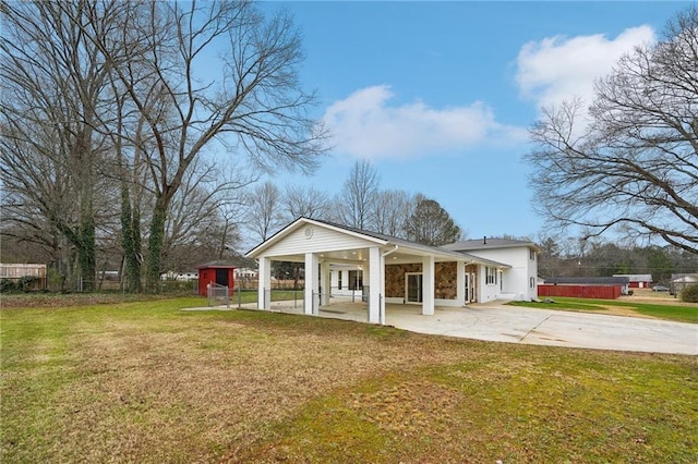 view of front of home featuring a front yard