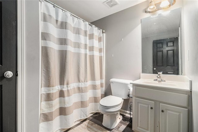 full bath with toilet, vanity, and a shower with shower curtain