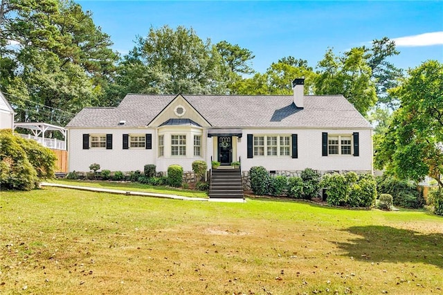 view of front of property featuring a front lawn