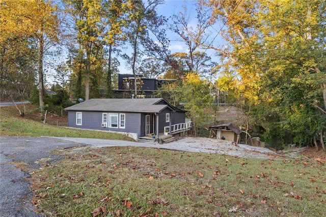 view of front of home featuring a front lawn