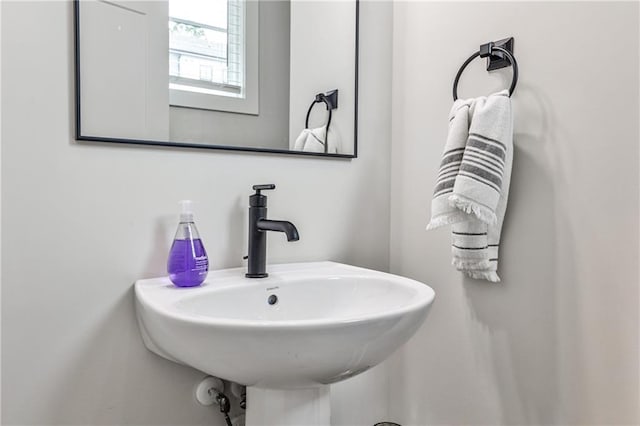 bathroom featuring a sink