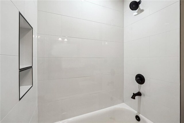 bathroom with tiled shower / bath