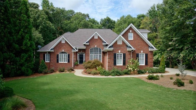 view of front of home featuring a front lawn