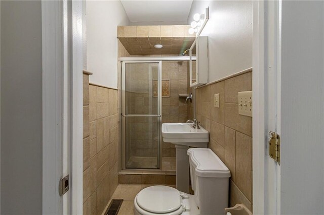 1124 Lawton Pl SW, Atlanta, GA 30310 - full bath with tile walls, toilet, a shower stall, a wainscoted wall, and visible vents