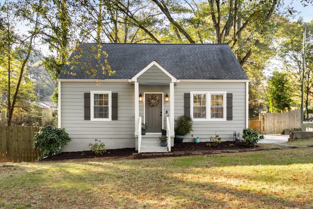 view of front of home featuring a front yard