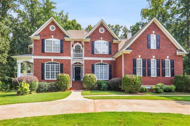 view of front of property featuring a front yard