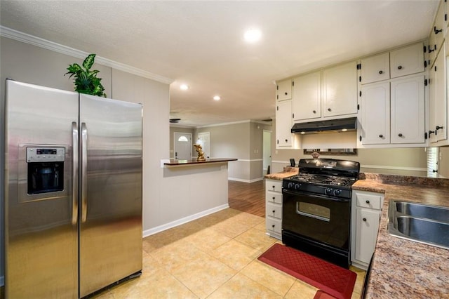 3645 Shrewsbury Ct, Snellville, GA 30039 - kitchen with stainless steel fridge, gas stove, crown molding, under cabinet range hood, and recessed lighting