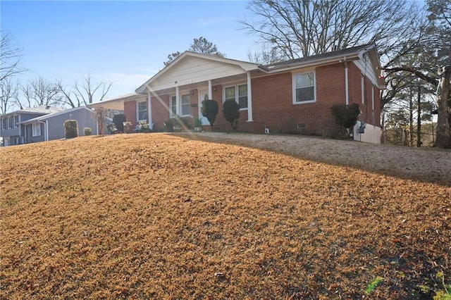 ranch-style home featuring a front lawn