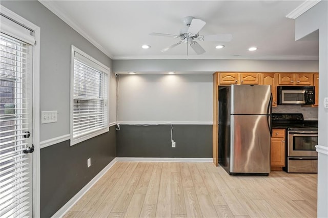 kitchen with crown molding, tasteful backsplash, ceiling fan, stainless steel appliances, and light hardwood / wood-style floors