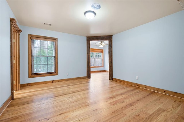 unfurnished room featuring light wood-style floors, baseboards, and ceiling fan