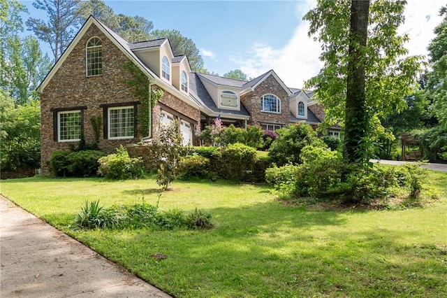 view of front of house featuring a front yard and an attached garage