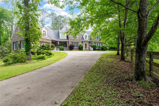 view of front facade featuring curved driveway