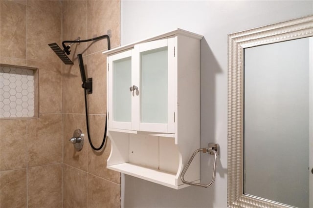 bathroom featuring a tile shower