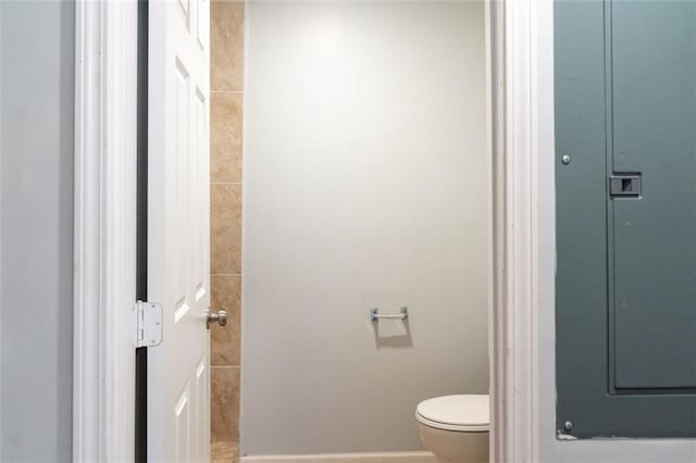 bathroom featuring toilet and baseboards