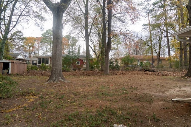 view of yard featuring an outdoor structure