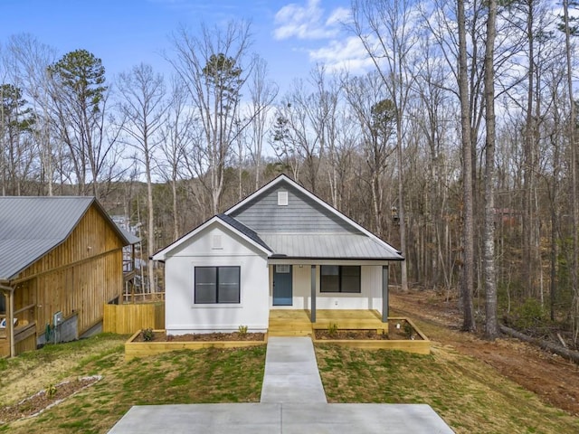 view of front of property featuring covered porch and a front lawn